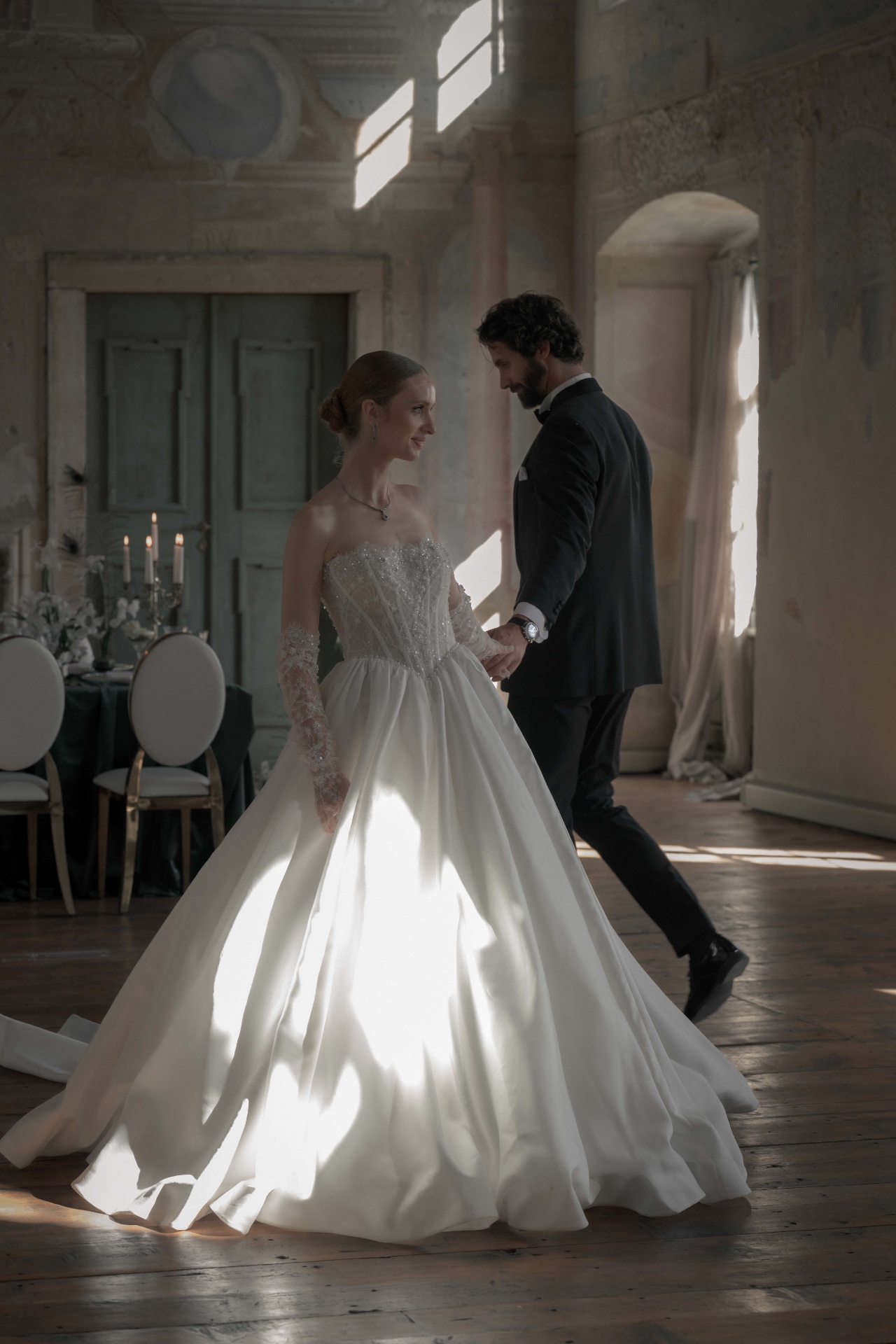Bride and groom in a baroque hall with painterly daylight