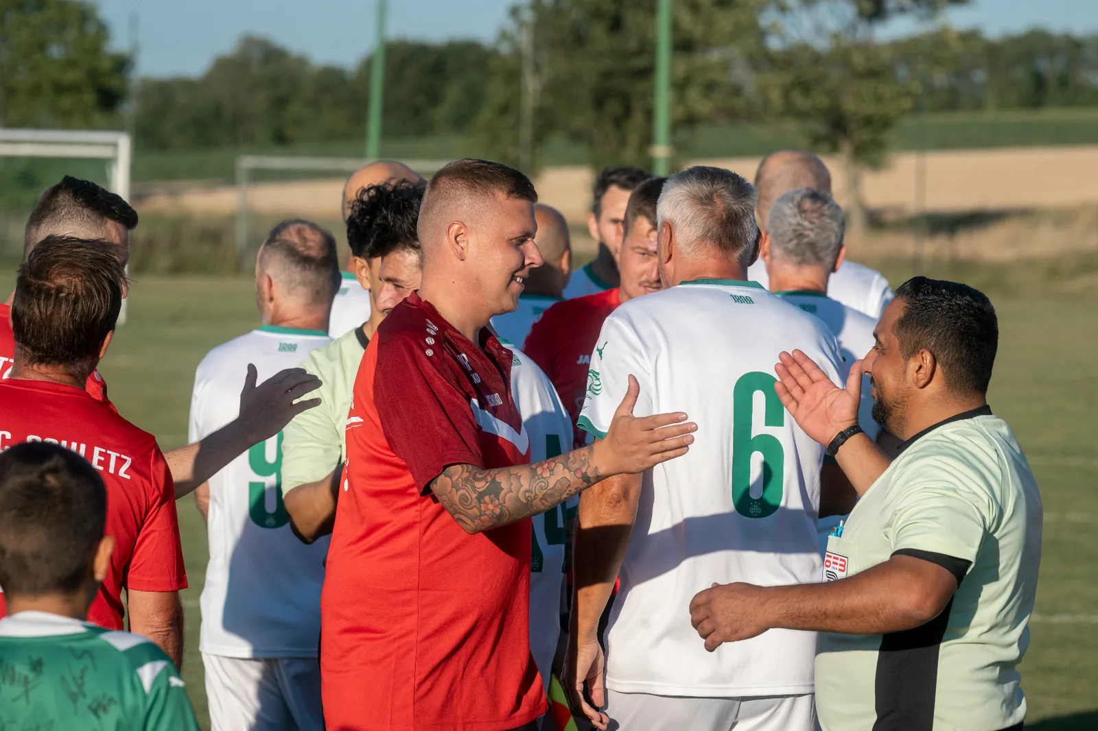 Handschlag zwischen Spielern nach dem Freundschaftsspiel zwischen USC Schletz und den Rapid-Legenden — Symbol für Gemeinschaft und Fair Play.