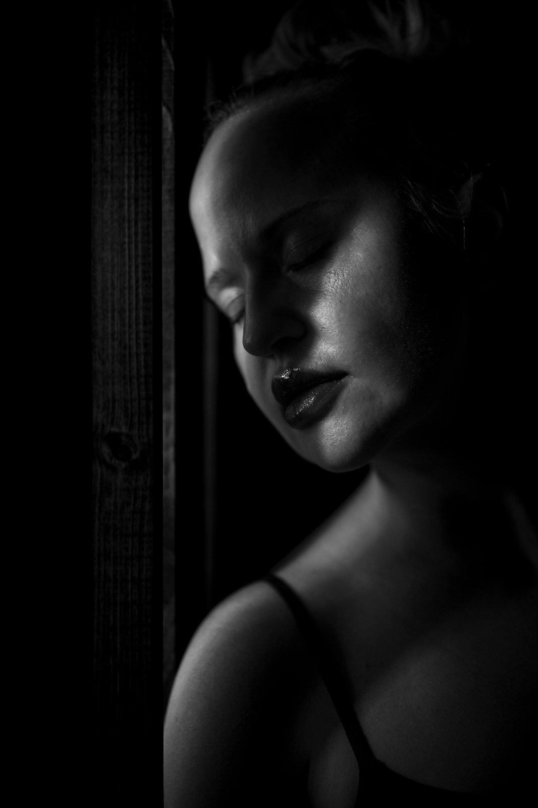Fine Art portrait in dramatic natural light by Peter Scholz.
