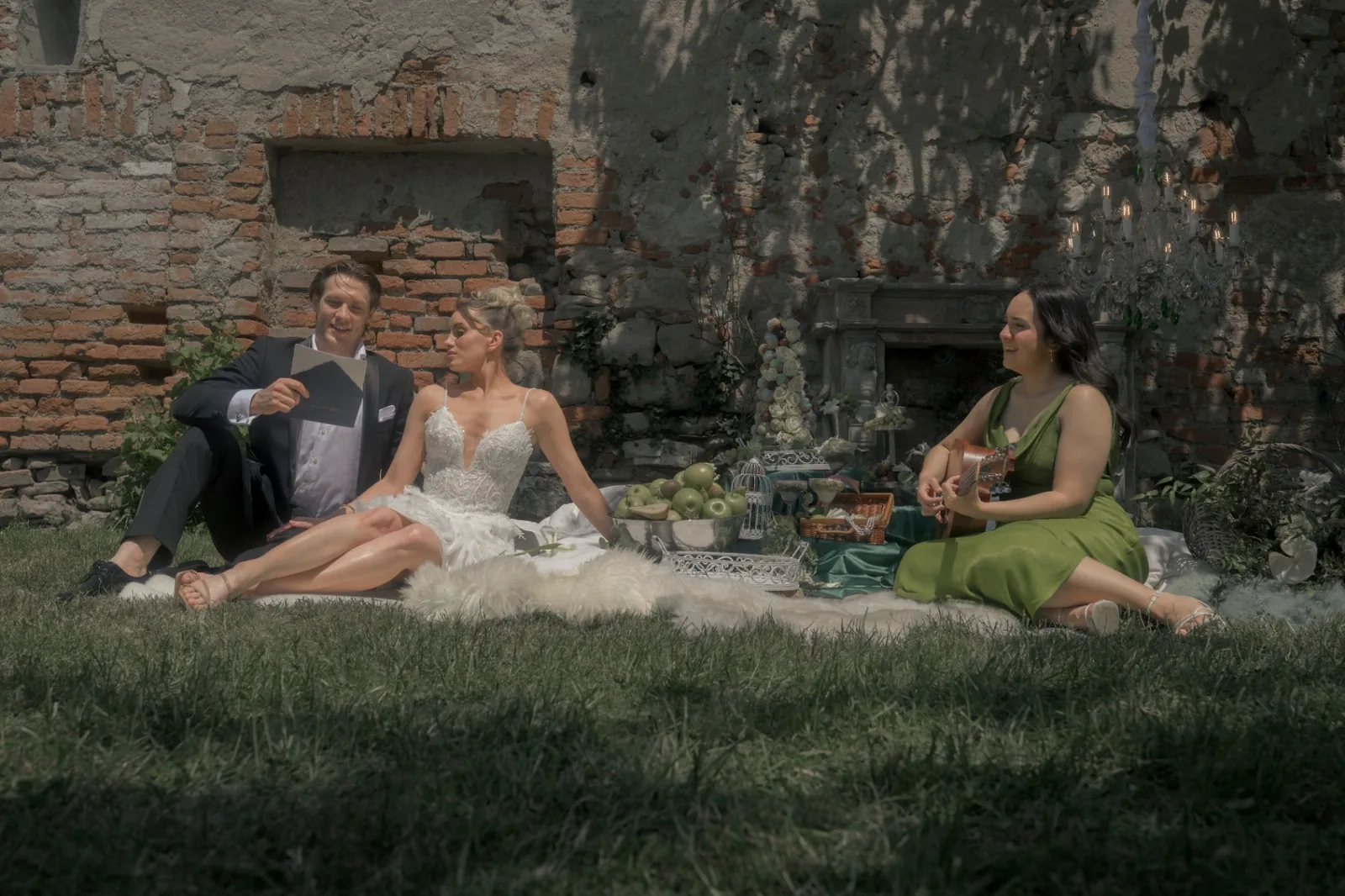 Editorial wedding picnic scene with bride, groom and singer at Schloss Haggenberg.