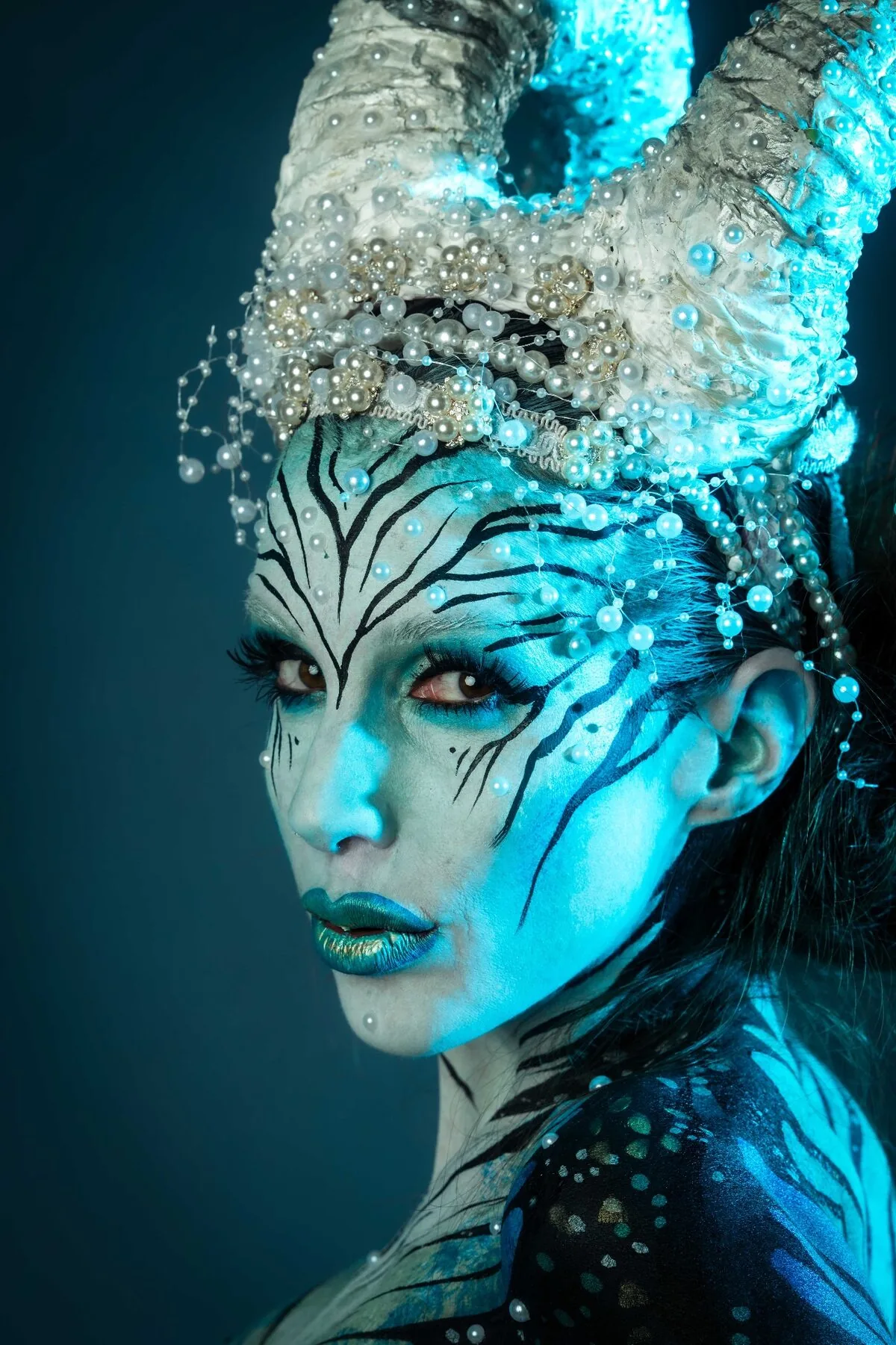 Elegant alien beauty editorial photography - ethereal atmosphere professional Vienna studio bodypainting