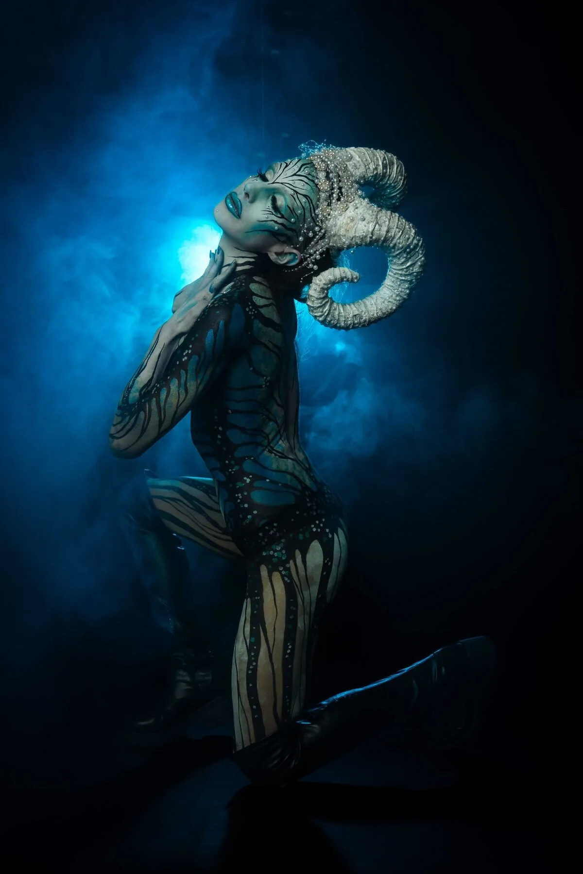 Artistic alien beauty bodypainting photography - colored gel lighting professional studio Vienna creative collaboration