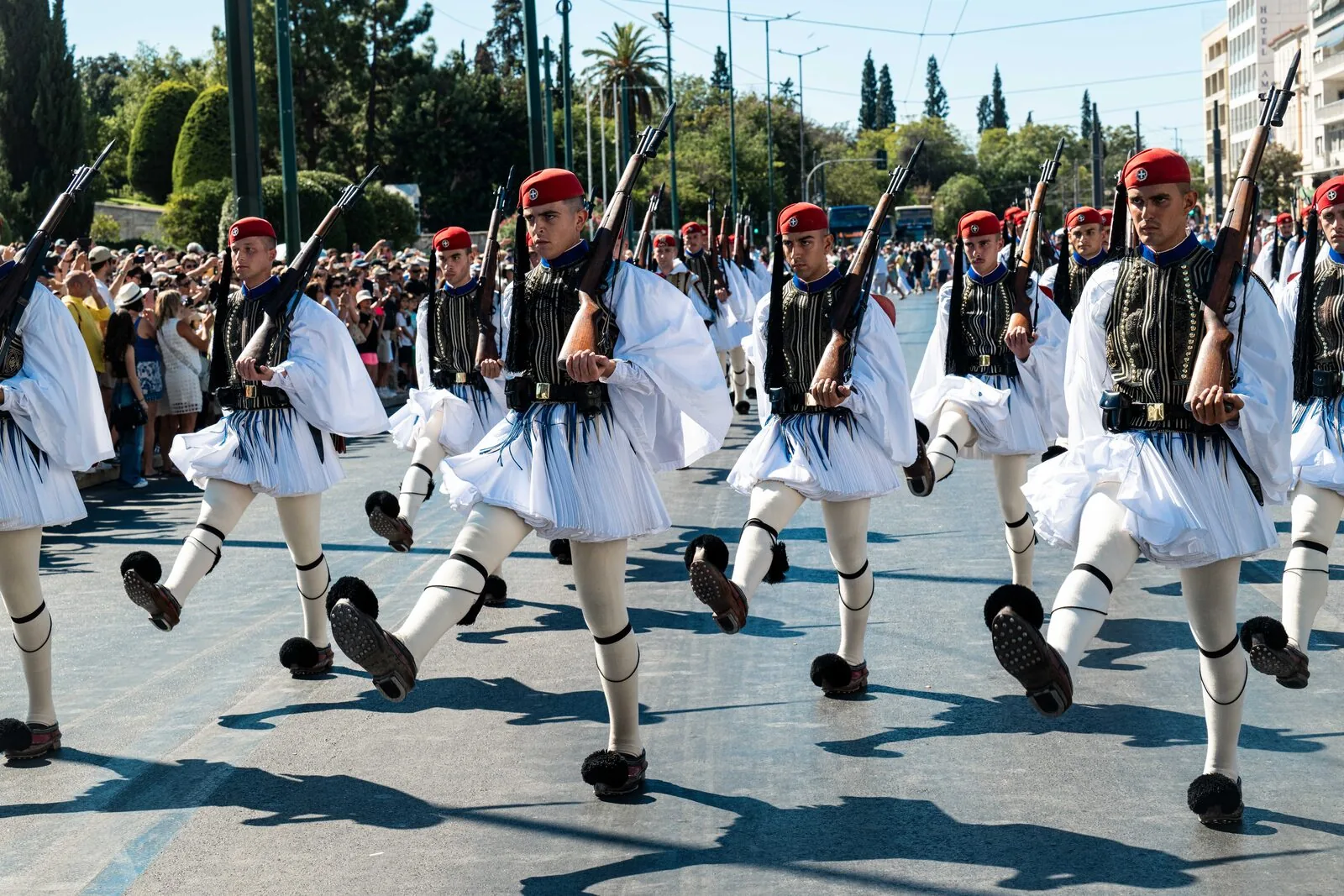 Evzonen Marsch mit Militärkapelle Athen Sonntag Zeremonie | Evzones military band march Athens Sunday ceremony Greek guards