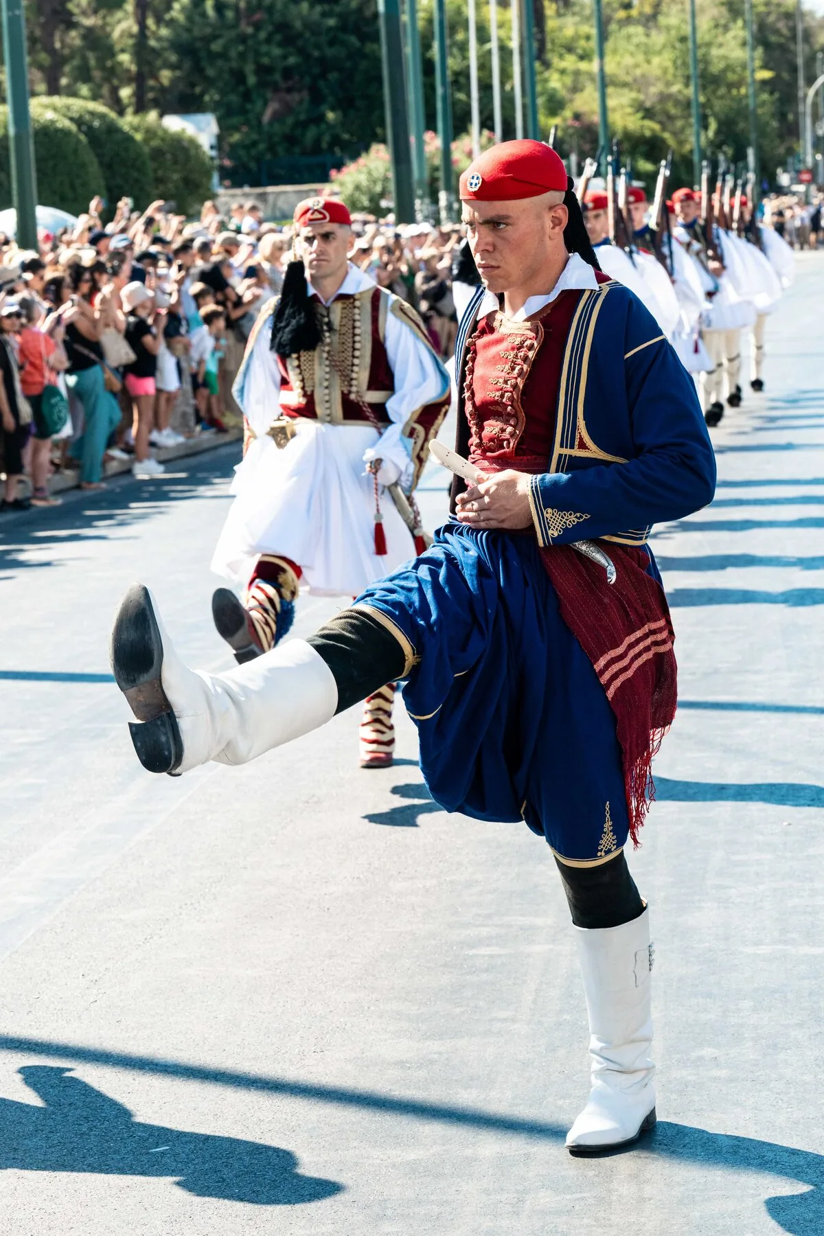Evzonen Uniform Fustanella Tsarouchia Schuhe Detail Athen | Evzones traditional uniform Fustanella Tsarouchia shoes Athens Greece