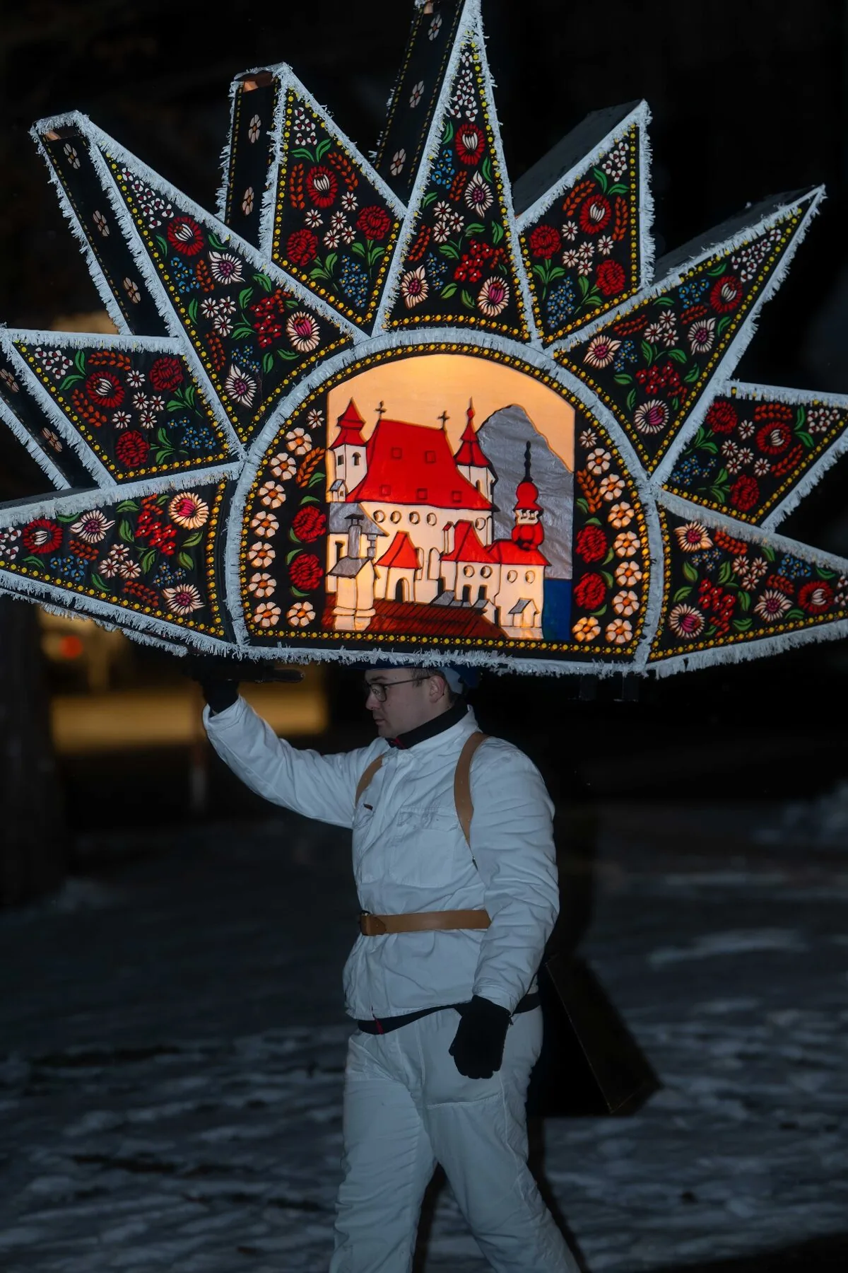 Glöckler trägt Sonnenkappe mit Traunkirchen-Ansicht und Blumenmuster
