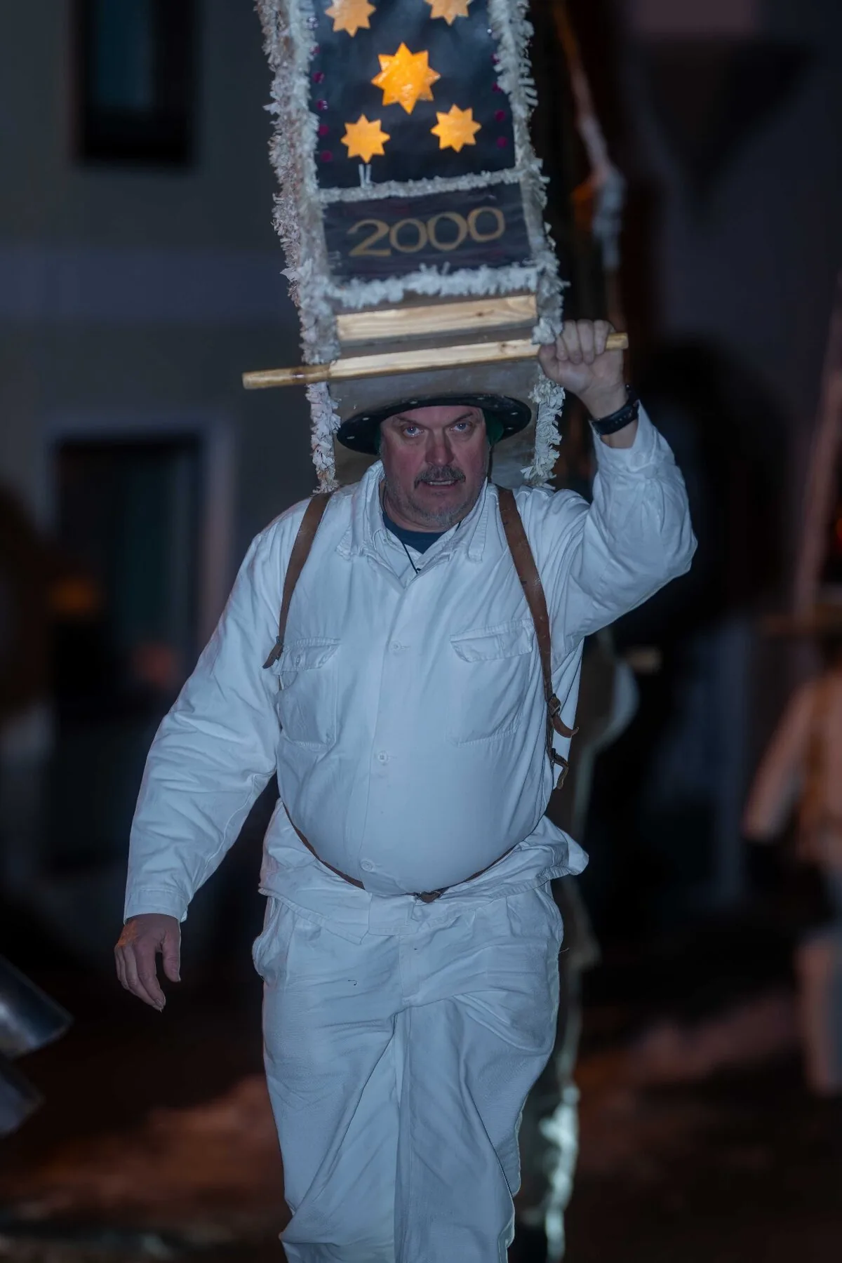 Glöckler mit Sternenkappe Jahrgang 2000 in traditioneller Kleidung