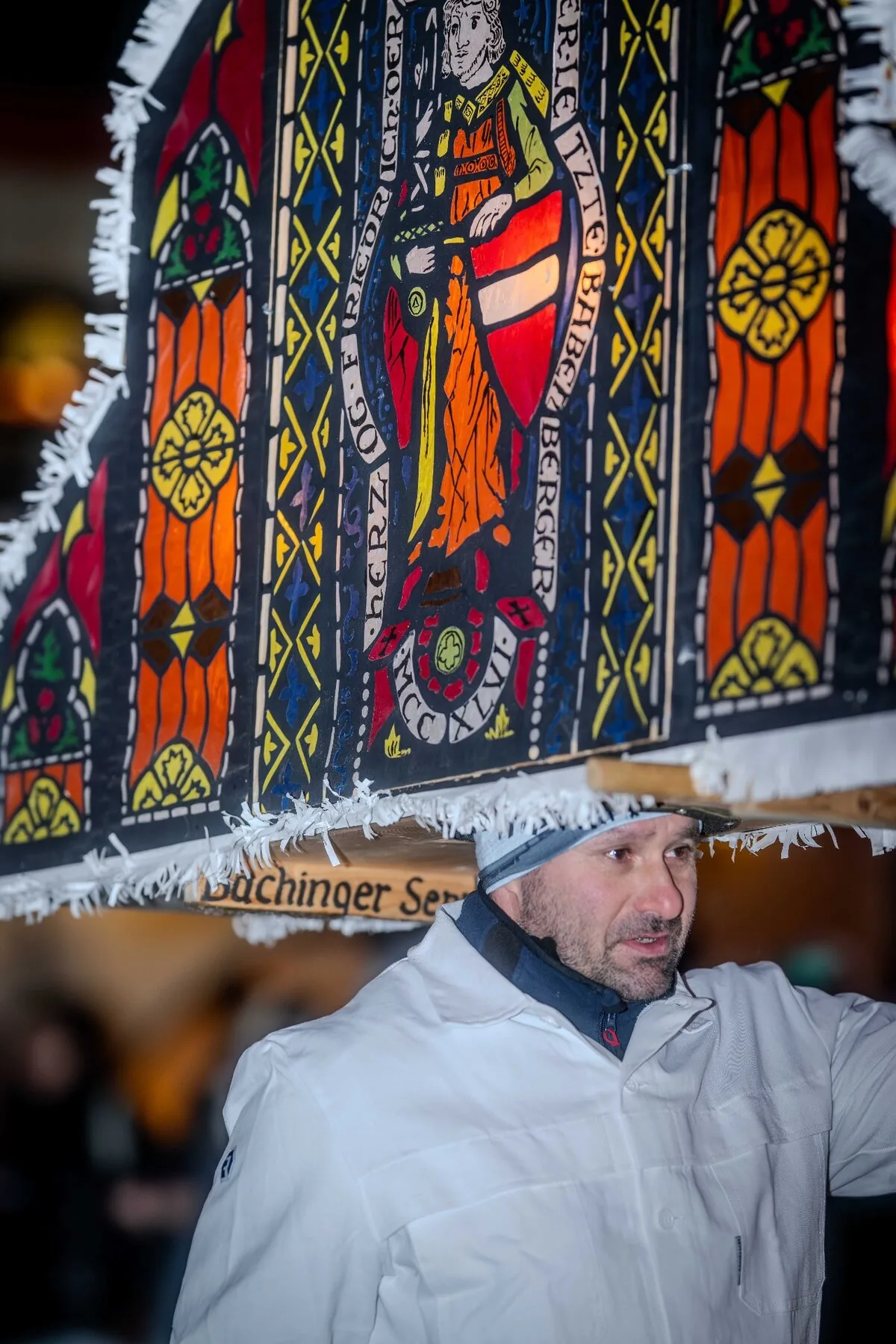 Glöckler-Portrait mit gotischer Fensterkappe und Wappenmalerei