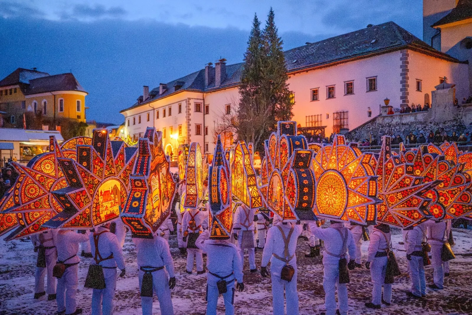 Glöcklerlauf vor dem Kloster Traunkirchen mit vielen verschiedenen Kappen zur blauen Stunde