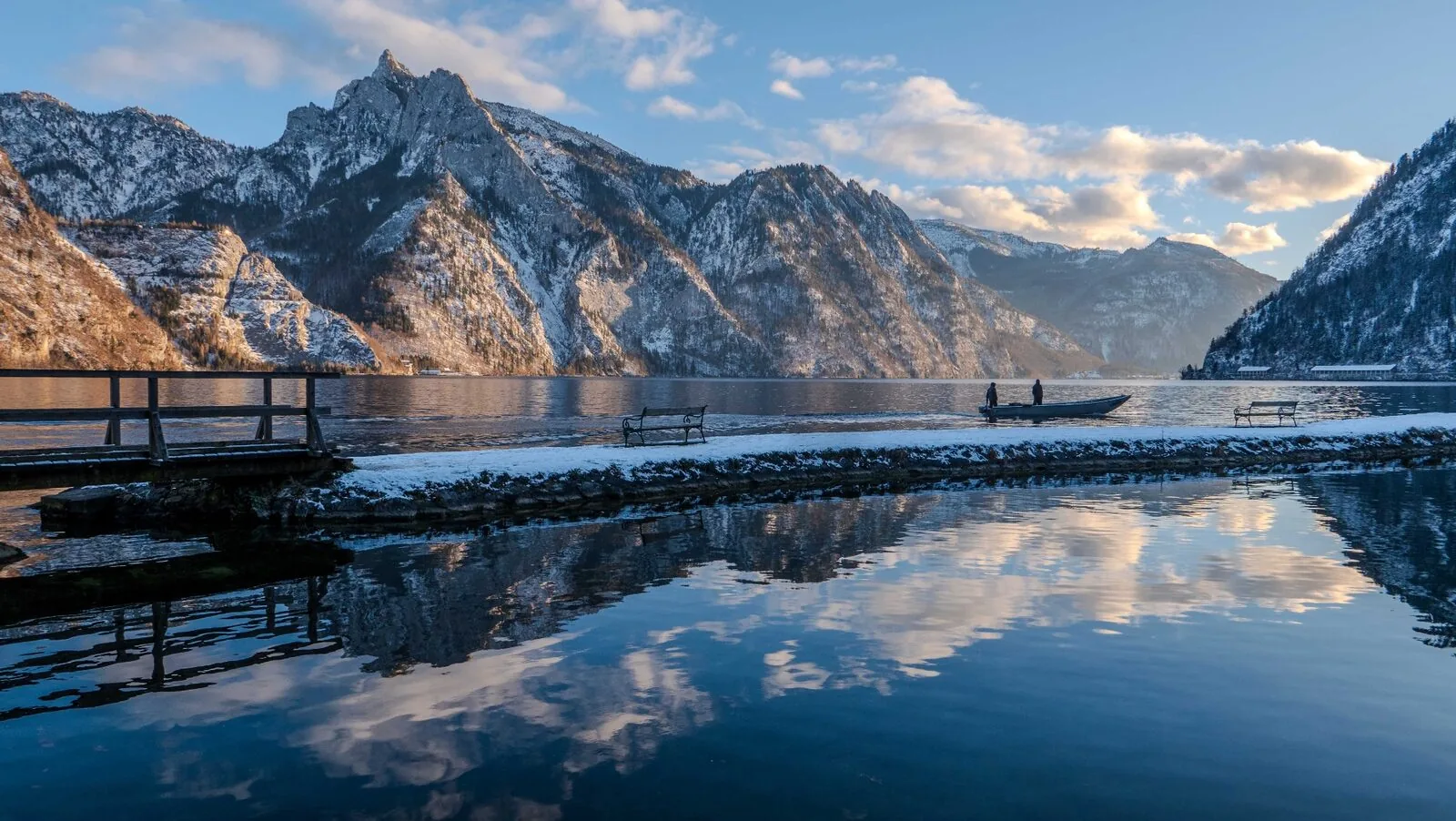 Traunsee Winterlandschaft mit Traunstein und verschneiten Bergen - Salzkammergut Landschaftsfotografie