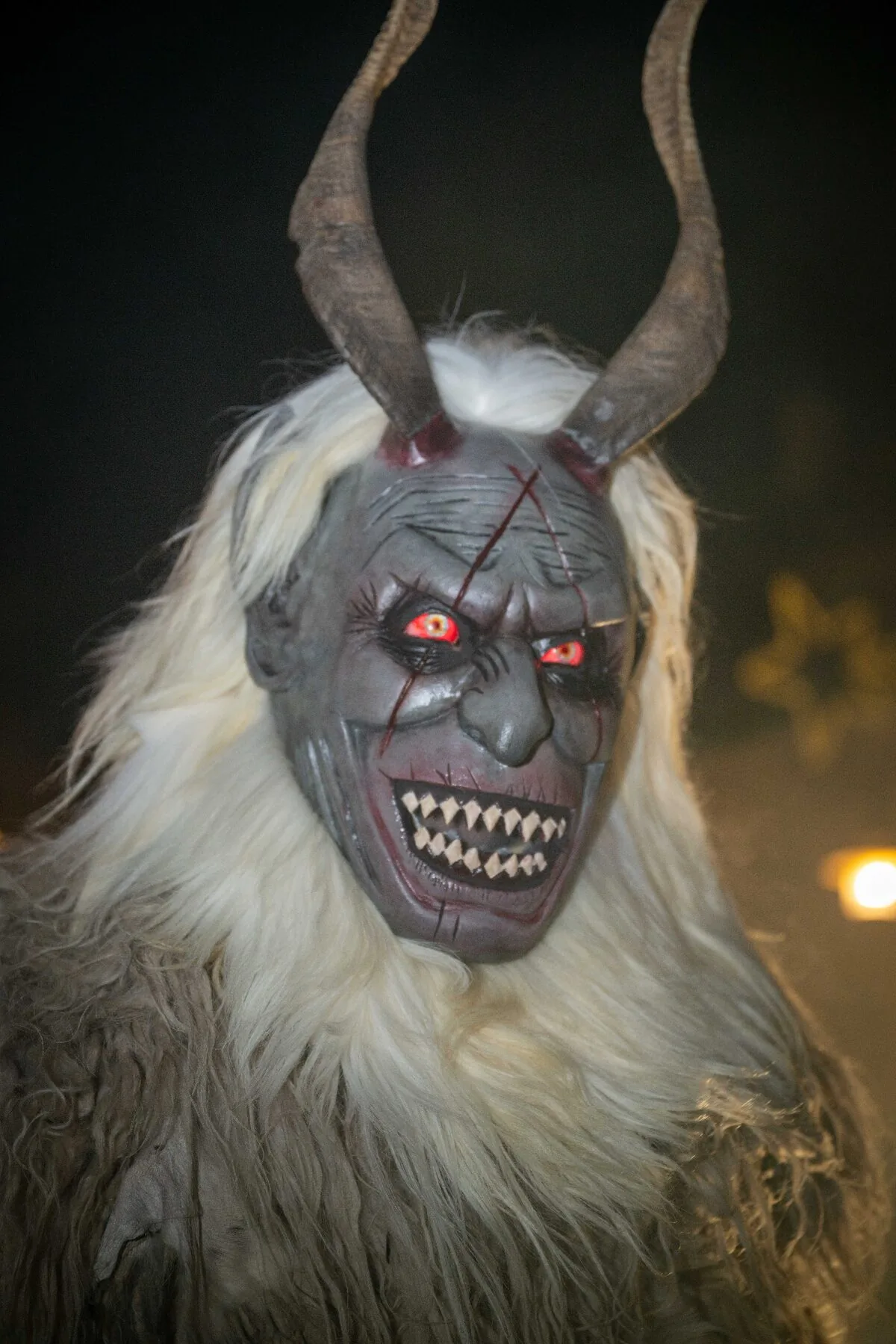 Krampus Maske Nahaufnahme Mistelbach Niederösterreich - traditionelles alpines Brauchtum Winterritual Fine Art Fotografie Peter Scholz