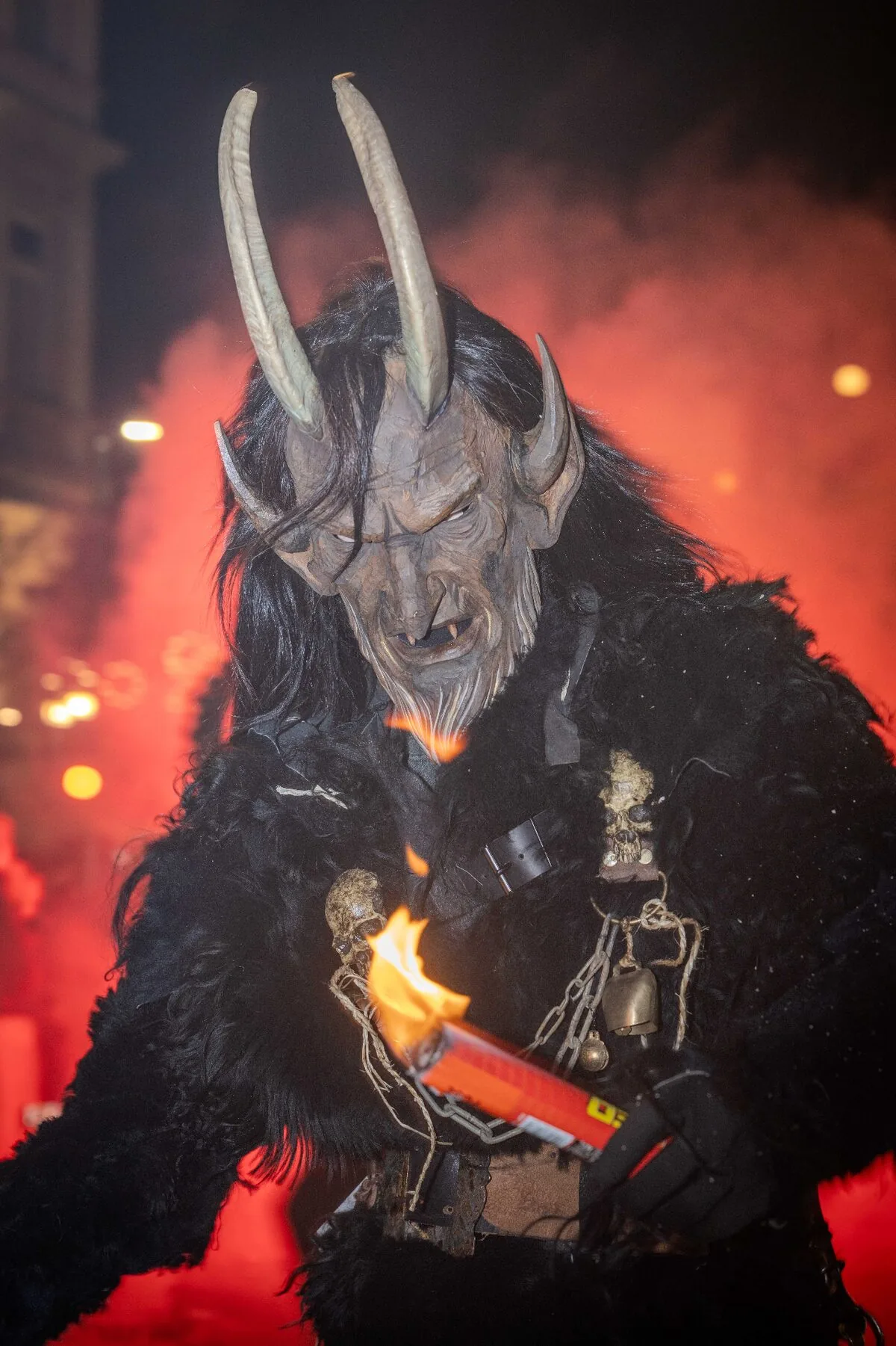 Krampus dunkle gehörnte Figur Feuer Ketten Glocken - Alpine Folklore Winterbrauchtum Niederösterreich Nachtfotografie
