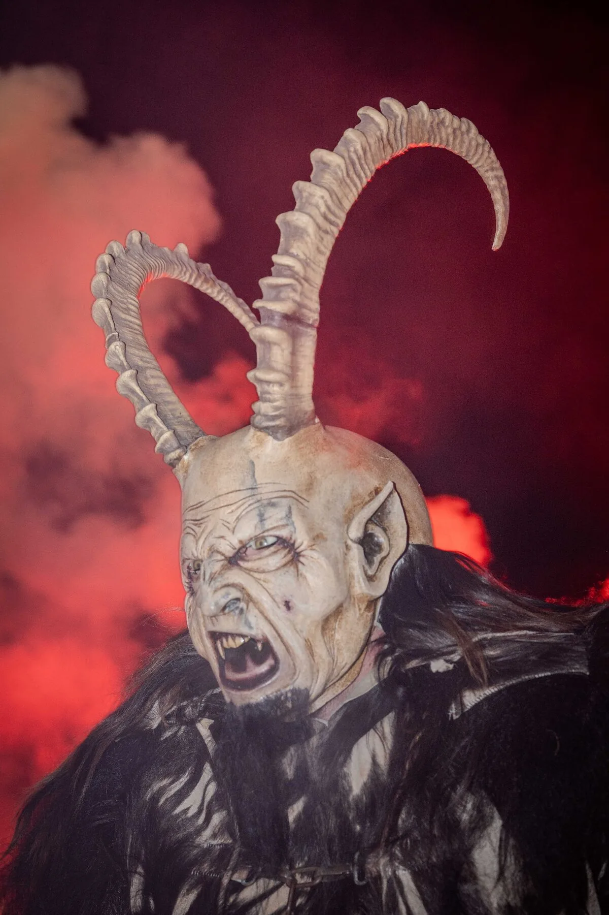 Krampus Holzmaske Hörner Detail - traditionelle Alpine Schnitzkunst Handwerkskunst österreichisches Brauchtum