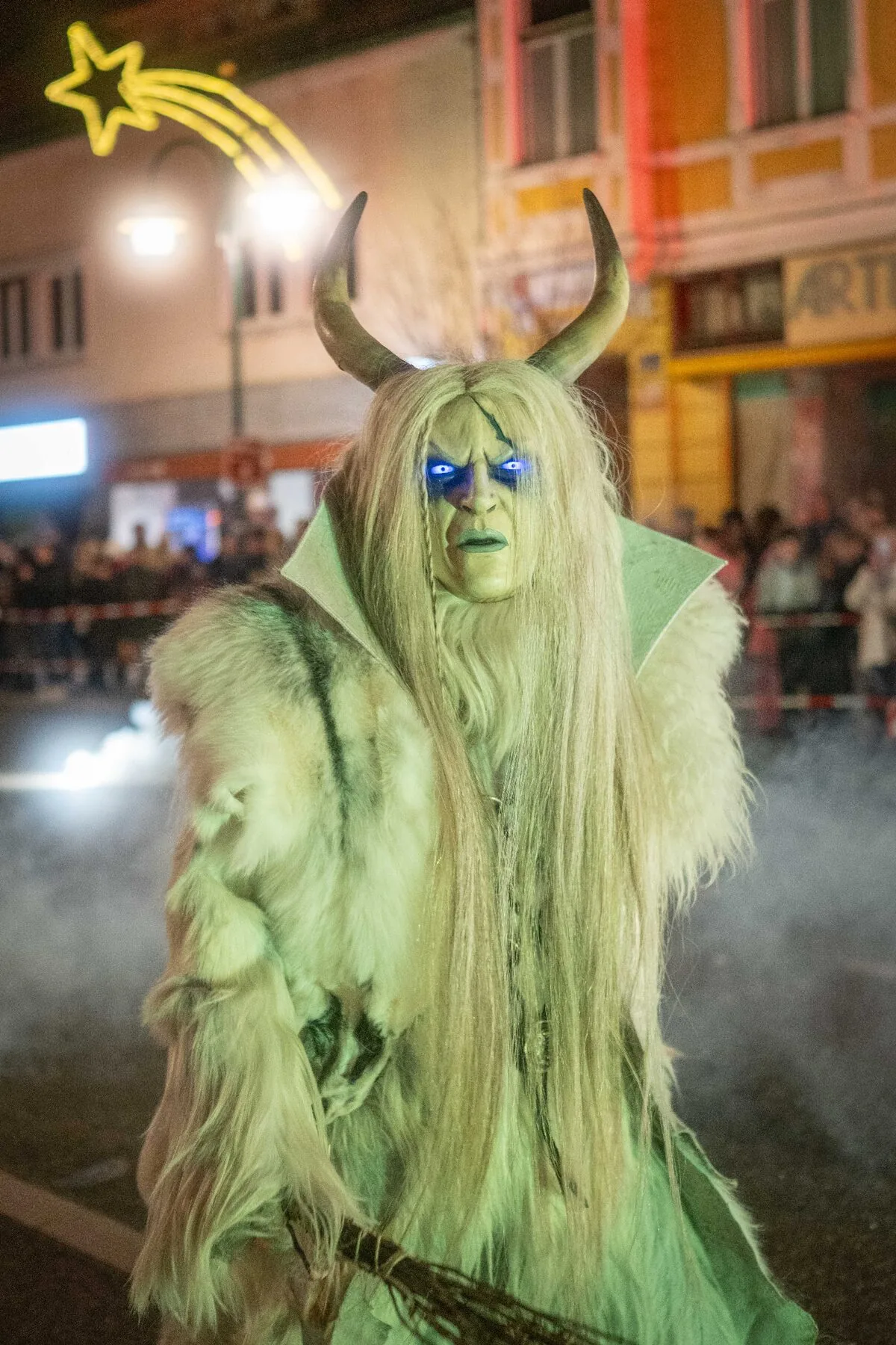Krampus Darsteller Glocken Ketten Nacht Ritual - Mistelbach Niederösterreich Winterbrauchtum Eventdokumentation