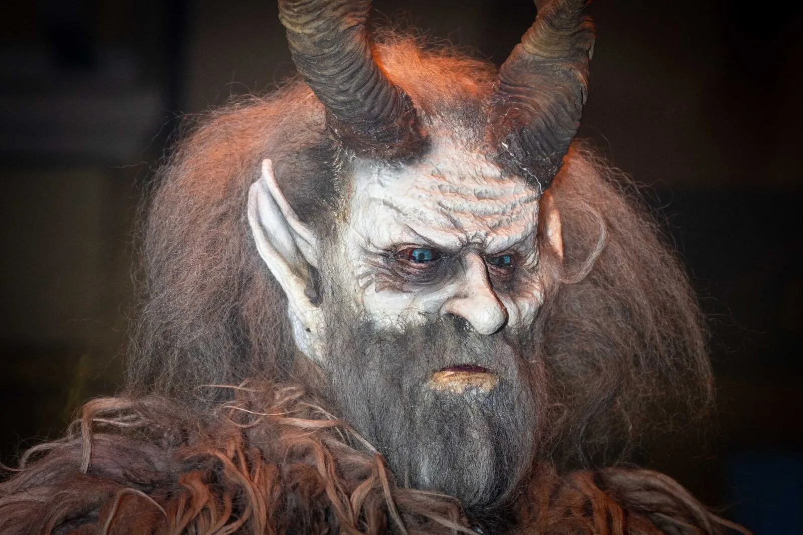 Krampus Darsteller mit handgeschnitzter Holzmaske und Kuhglocken - österreichische Wintertradition Brauchtum Niederösterreich Eventfotografie