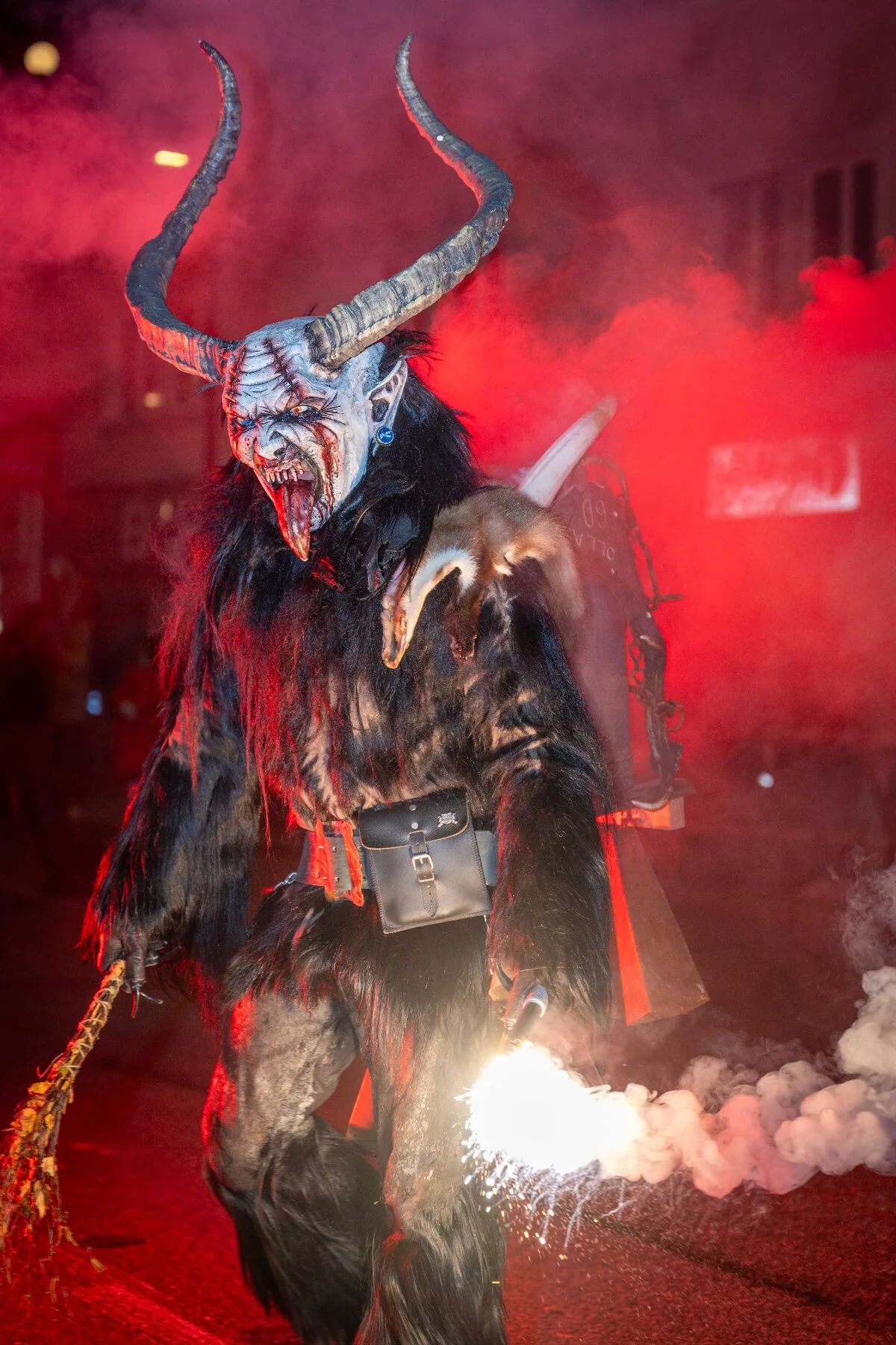 Krampuslauf Feuer und Rauch Atmosphäre Mistelbach - dramatische Winterritual Fotografie Nachtaufnahme alpines Brauchtum Österreich