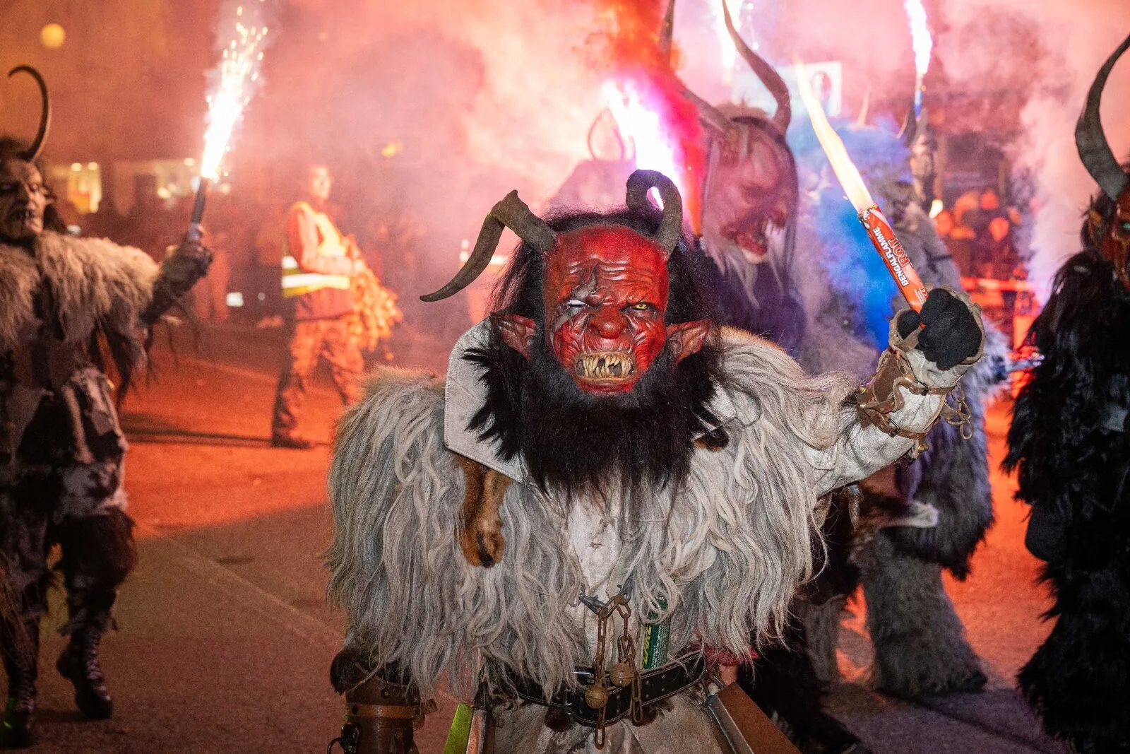 Krampus Porträt atmosphärische Low-Light Fotografie - alpines Brauchtum Dokumentarfotografie Fine Art Peter Scholz Wien