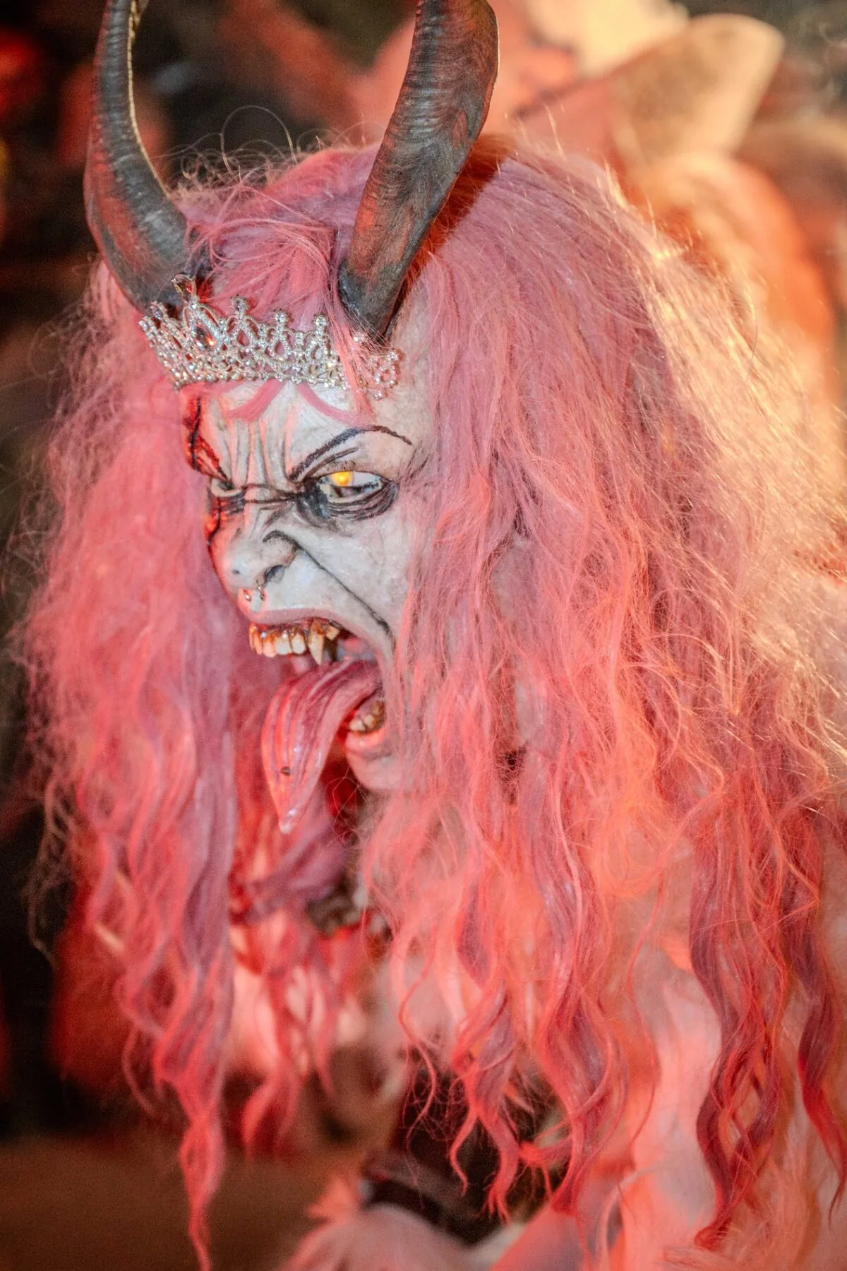 Krampus Figur mit Ketten Glocken Fell - österreichisches Brauchtum Alpine Folklore Winterritual Mistelbach Eventfotografie