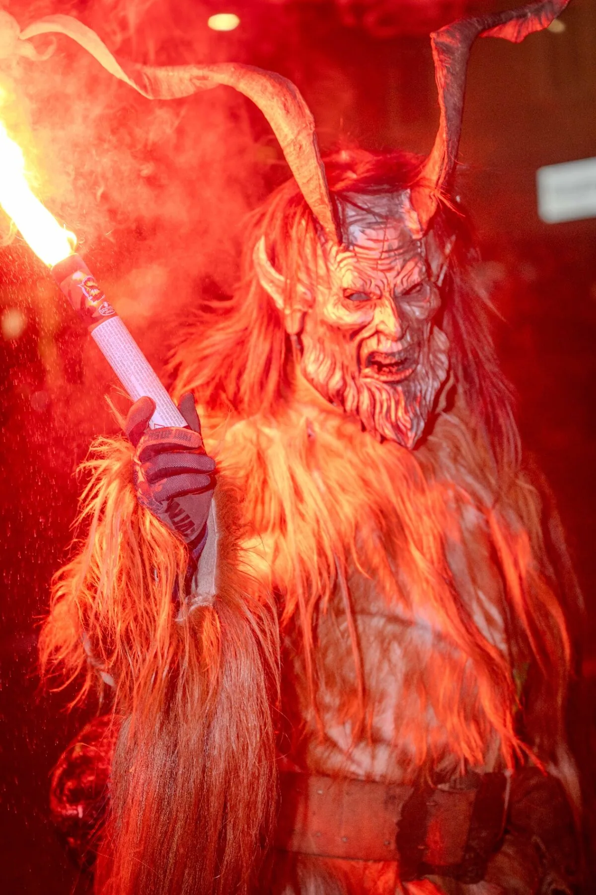 Krampuslauf Bewegung atmosphärische Nachtfotografie - traditionelles alpines Winterbrauchtum Dokumentation Peter Scholz