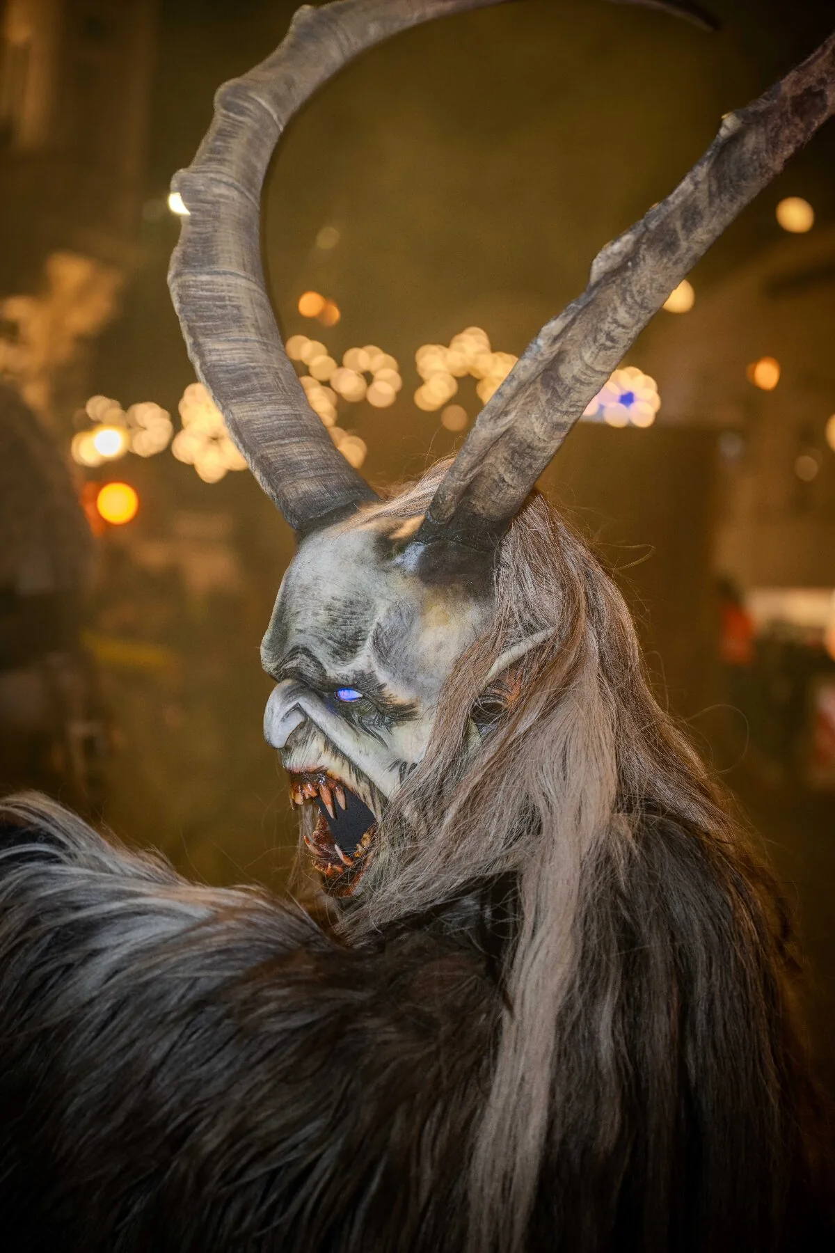 Krampus gehörnte Dämonenmaske Detail - traditionelle Holzschnitzkunst Alpine Handwerkskunst Österreich Brauchtum