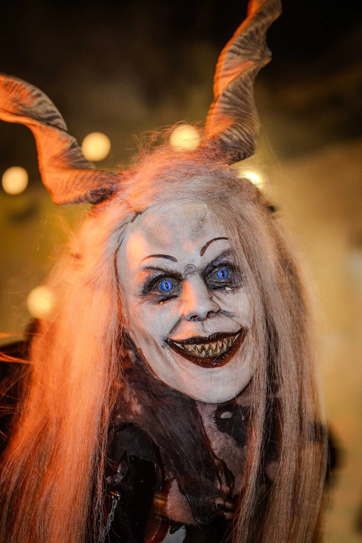 Krampus weibliche Dämonenfigur rosa Haare - österreichische Tradition Perchten Brauchtum Winterritual Mistelbach