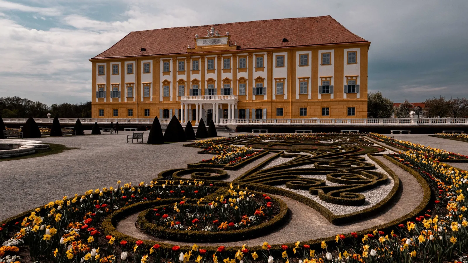 Schloss Hof baroque palace — golden facade with formal garden and tulips, Leica D-LUX 8 by Peter Scholz
