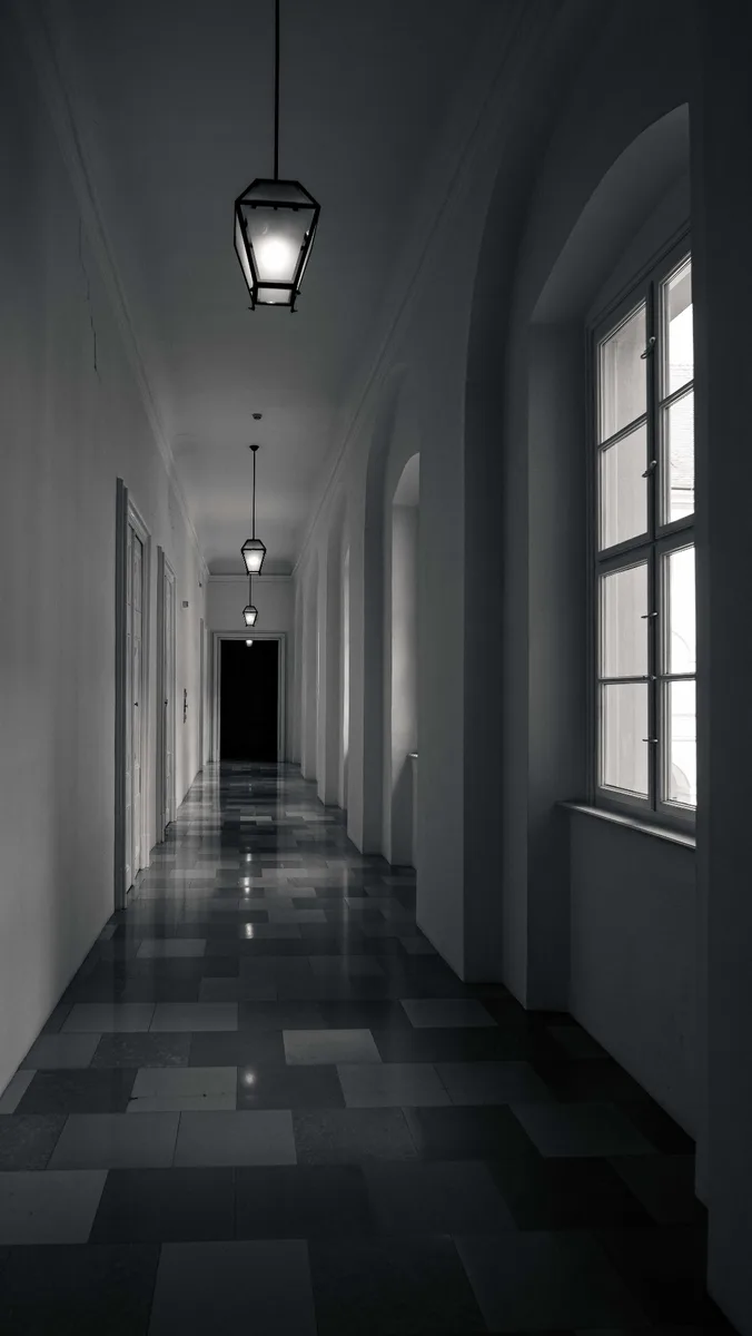 Palace corridor with lanterns — black and white, reflective marble floor and arched windows, Leica D-LUX 8 by Peter Scholz