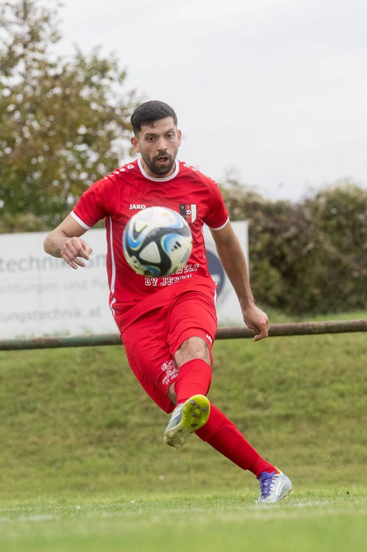 NIKKOR 135mm Plena sports photography football bokeh background separation
