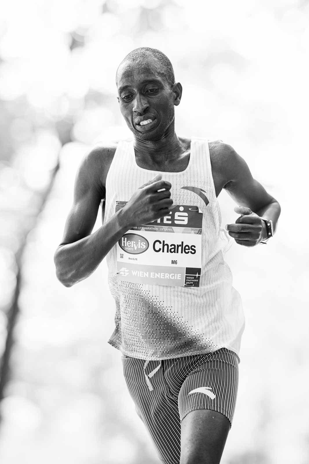 Marathon runner Charles in full effort at the Vienna City Marathon — black and white portrait photography by Peter Scholz