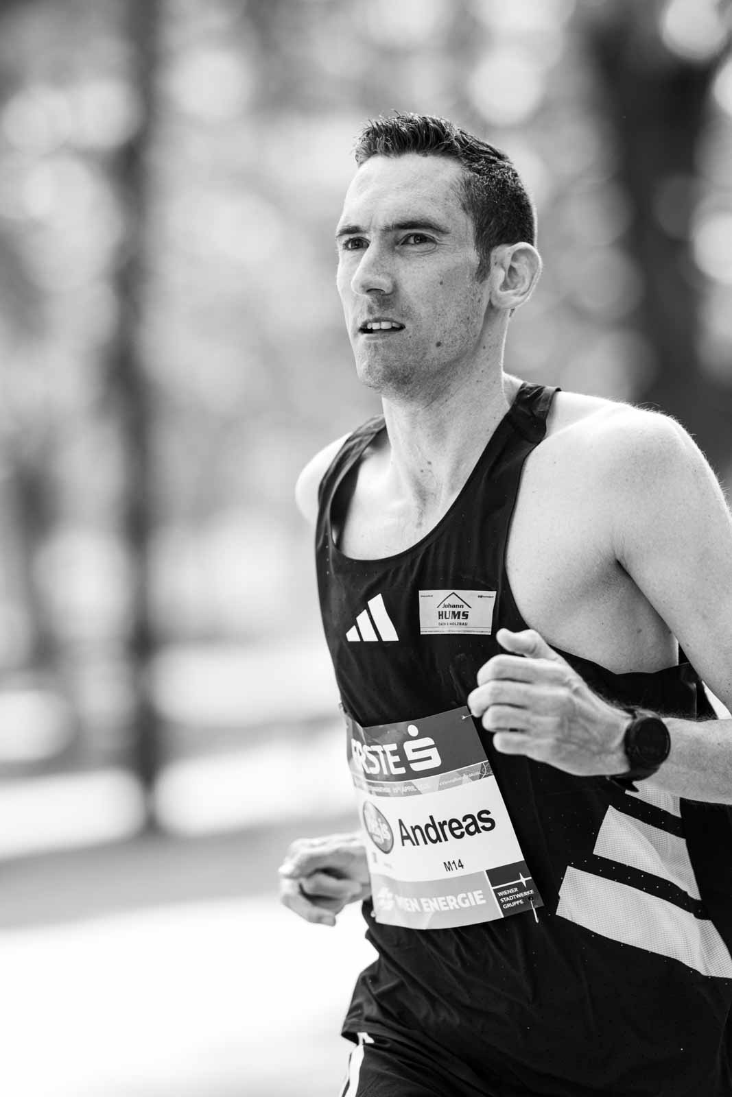 Austrian marathon runner Andreas mid-race at the Vienna City Marathon — black and white portrait photography by Peter Scholz