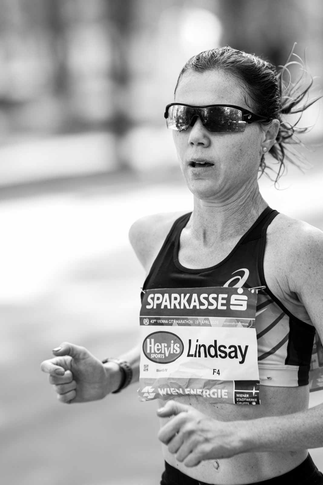 Female marathon runner Lindsay in concentration at the Vienna City Marathon — black and white portrait photography by Peter Scholz, schopho