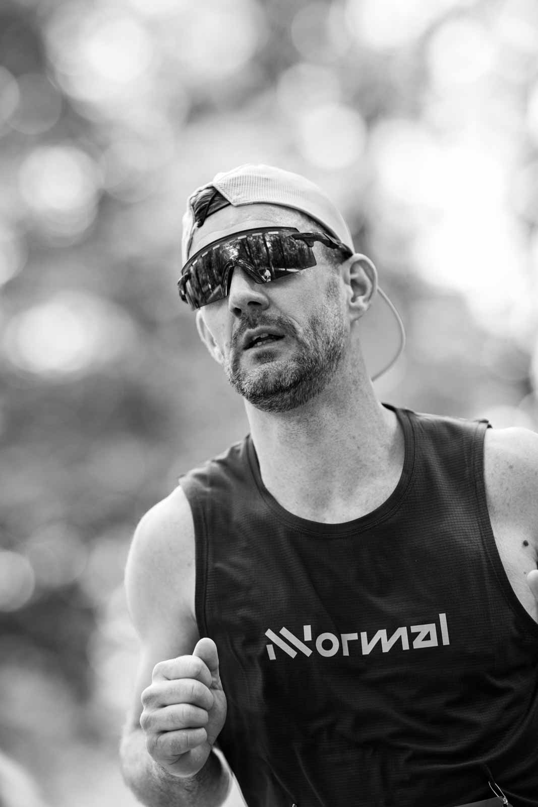 Marathon runner in Norda singlet with sport sunglasses at the Vienna City Marathon — black and white portrait photography by Peter Scholz