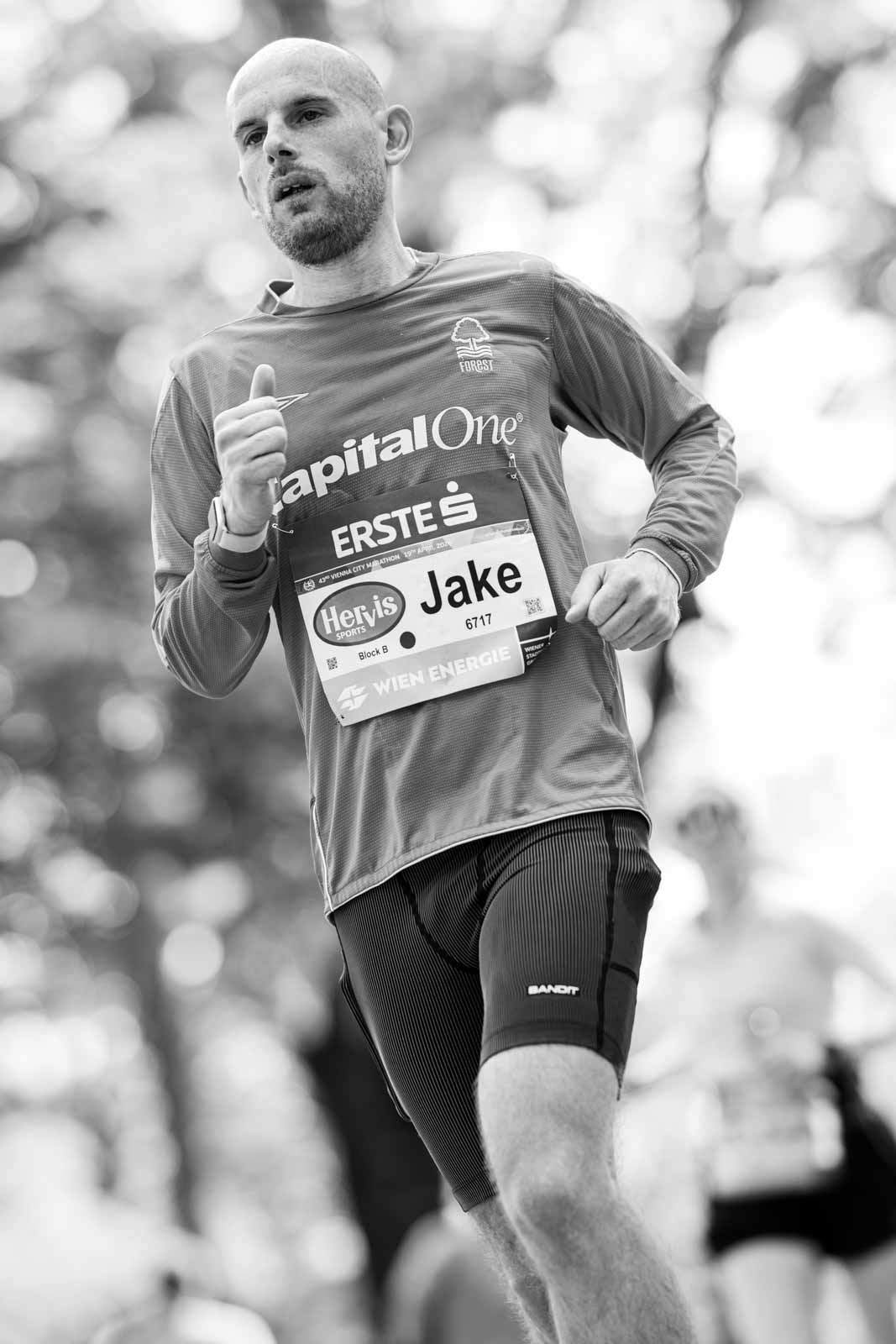 Marathon runner Jake with Nottingham Forest shirt and Capital One sponsor at the Vienna City Marathon — black and white portrait photography by schopho